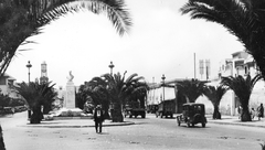 Marokkó, Casablanca, Boulevard Félix Houphouët-Boigny a Rue El Oraibi Jilali torkolatánál., 1936, Balassa Péter, szobor, pálmafa, automobil, Fortepan #56668