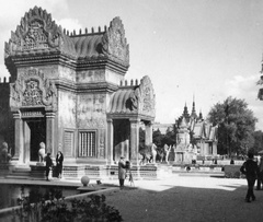 Franciaország, Párizs, Gyarmati Kiállítás (Exposition Coloniale), előtérben a kambodzsai Angkor Wat templomegyüttes másának egyik épülete, háttérben a 
kambodzsai pavilon., 1931, Balassa Péter, dombormű, utazás, kiállítás, kőoroszlán, reprodukció, Khmer építészet, Fortepan #56691