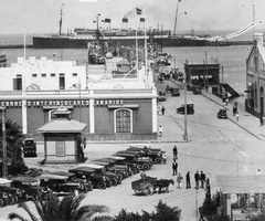 Spain,Canary Islands, Las Palmas de la Gran Canaria, Szent Katalin móló (Muelle de Santa Catalina)., 1935, Balassa Péter, ship, flag, label, chariot, palm tree, port, post, automobile, cruise ship, Fortepan #56719