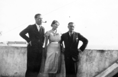 Spain, Canary Islands,Puerto de la Luz, Gran Canaria, 1935, Balassa Péter, tableau, pipe, akimbo, height chart, three people, Fortepan #56720