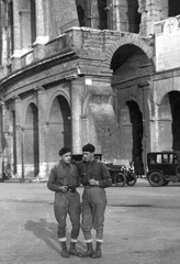 Olaszország, Róma, Piazza del Colosseo, háttérben a Colosseum., 1924, Balassa Péter, műemlék, férfiak, munkás, svájcisapka, karok a vállon, Fortepan #56729