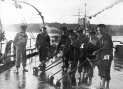 Croatia, Pula, kikötő., 1916, Balassa Péter, ship, sailor, tableau, warship, barefoot, cleaning, Austro-Hungarian Empire, deck washing, Fortepan #56738