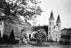 Magyarország, Budapest V., Március 15. (Eskü) tér a Petőfi tér felől nézve. Szemben Erzsébet királyné emlékműve, mögötte a piarista rendház és a Belvárosi templom., 1939, Balassa Péter, templom, emlékmű, utcakép, pavilon, piarista rend, Budapest, Fortepan #56763