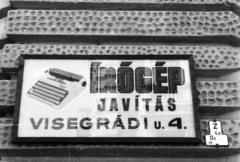 Magyarország, Budapest XIII., Szent István körút - Visegrádi utca sarok. A cégtáblán a Visegrádi utca 1. homlokzata tükröződik., 1989, tm, cégtábla, írógép, Budapest, Fortepan #5677