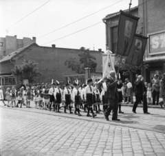 Magyarország, Budapest XX., Török Flóris utca a Szent Erzsébet tér felől nézve, jobbra a Tátra mozi., 1940, Góg Emese, zászló, villamos, körmenet, Budapest, Fortepan #56782