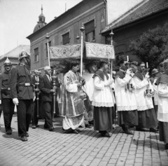 Magyarország, Budapest XX., Szent Imre herceg utca, háttérben jobbra a Sebestyén utca torkolata., 1940, Góg Emese, pap, rendőr, körmenet, ministráns, baldachin, Budapest, Fortepan #56783