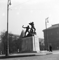 Magyarország, Budapest V., Fővám tér, 1. honvéd és népfölkelő gyalogezred emlékműve (Márton Ferenc, Siklódy Lőrinc alkotása, 1938.)., 1940, Góg Emese, szobor, lámpaoszlop, Budapest, Fortepan #56806