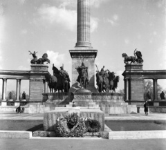 Magyarország, Budapest XIV., Hősök tere, a Hősök emlékköve., 1940, Góg Emese, koszorú, lovas szobor, Budapest, szoborcsoport, Árpád-ábrázolás, Fortepan #56811