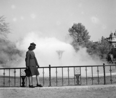 Magyarország, Városliget, Budapest XIV., a Széchenyi Gyógyfürdő melletti ivókút (Szent István forrás)., 1940, Góg Emese, divat, szökőkút, Budapest, Fortepan #56830