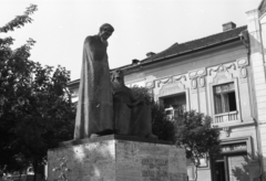 Románia,Erdély, Marosvásárhely, Bolyai tér, a Bolyaiak szobra., 1969, Piarista Levéltár/Holl Béla, szoborcsoport, tudós, Bolyai Farkas-ábrázolás, Bolyai János-ábrázolás, Fortepan #56897