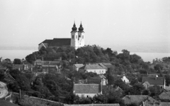 Magyarország,Balaton, Tihany, kilátás az Attila-dombról a Bencés Apátság felé nézve. , 1970, Piarista Levéltár/Holl Béla, barokk-stílus, kolostor, bencés rend, Wittwer Márton-terv, Fortepan #56919