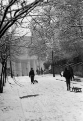 Magyarország, Vác, Petróczy László utca, háttérben a Nagyboldogasszony-székesegyház., 1970, Piarista Levéltár/Holl Béla, szánkó, Isidore Canevale-terv, Fortepan #56928