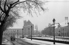 Magyarország, Vác, Március 15. tér, szemben a Fehérek temploma., 1970, Piarista Levéltár/Holl Béla, tél, templom, hó, tér, Wartburg-márka, lámpaoszlop, Fortepan #56933