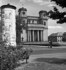 Magyarország, Vác, Schuszter Konstantin (Konstantin) tér, háttérben a Nagyboldogasszony-székesegyház., 1969, Piarista Levéltár/Holl Béla, hirdetőoszlop, Isidore Canevale-terv, Fortepan #56969