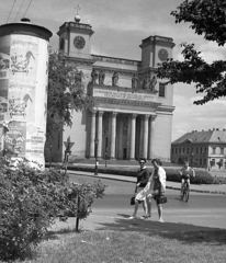 Magyarország, Vác, Schuszter Konstantin (Konstantin) tér, háttérben a Nagyboldogasszony-székesegyház., 1969, Piarista Levéltár/Holl Béla, hirdetőoszlop, Isidore Canevale-terv, Fortepan #56970