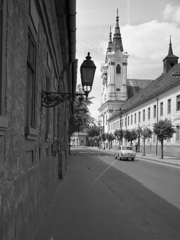 Magyarország, Vác, Köztársaság út a Szentháromság tér felé nézve, jobbra a Szent Anna piarista-templom és a rendház., 1969, Piarista Levéltár/Holl Béla, templom, Skoda-márka, piarista rend, Fortepan #56971