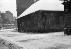 Magyarország, Budapest VIII., Mátyás tér / Tavaszmező utca - Koszorú utca sarok, pléhkrisztus., 1971, Piarista Levéltár/Holl Béla, Budapest, tél, hó, pléhkrisztus, szemetes, ház, utca, Fortepan #56976