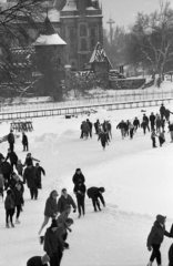 Magyarország, Városliget, Budapest XIV., Műjégpálya, háttérben a Vajdahunyad vára., 1971, Piarista Levéltár/Holl Béla, kastély, korcsolyázás, Alpár Ignác-terv, jégpálya, Budapest, Fortepan #56977