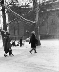 Magyarország, Városliget, Budapest XIV., Olof Palme sétány (Népstadion út), háttérben a Szent Kristóf szobor (Hűvös László, 1910.), mögötte a Műcsarnok., 1971, Piarista Levéltár/Holl Béla, szobor, múzeum, Budapest, Schickedanz Albert-terv, neoklasszicizmus, Szent Kristóf-ábrázolás, nyakban ülés, Fortepan #56986