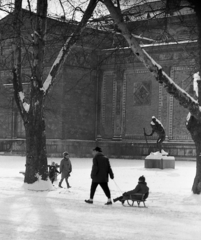 Magyarország, Városliget, Budapest XIV., Olof Palme sétány (Népstadion út), háttérben a Szent Kristóf szobor (Hűvös László, 1910.), mögötte a Műcsarnok., 1971, Piarista Levéltár/Holl Béla, szobor, szánkó, múzeum, Budapest, Schickedanz Albert-terv, neoklasszicizmus, Szent Kristóf-ábrázolás, nyakban ülés, Fortepan #56987