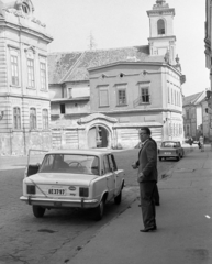 Magyarország, Veszprém, Vár (Tolbuhin) utca, szemben az Érseki Palota oldalsó kapuja és a Piarista templom., 1972, Piarista Levéltár/Holl Béla, Trabant-márka, utcakép, Polski Fiat-márka, barokk-stílus, rendszám, Polski Fiat 125p, püspöki palota, Fellner Jakab-terv, Fortepan #57012