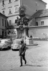 Magyarország, Győr, Gutenberg tér, Frigyláda-szobor., 1972, Piarista Levéltár/Holl Béla, cégtábla, emlékmű, utcakép, automobil, Wartburg 311/312, rendszám, Volkswagen Bogár, frigyláda, Fortepan #57016