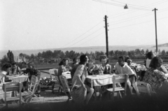 Magyarország, Balatonfüred, Deák Ferenc (Csányi) utca, a Liliom étterem terasza. Háttérben az Esterházy strand. A középső asztalnál Naszódy Sándor és Pethes Ferenc színészek., 1940, Karabélyos Péter, vendéglátás, életkép, kerthelyiség, vidámság, kilátás, társaság, kerti bútor, Fortepan #57120