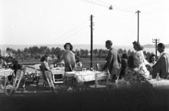 Magyarország, Balatonfüred, Deák Ferenc (Csányi) utca, a Liliom étterem terasza. Háttérben az Esterházy strand. A középső asztalhoz tartó társaságban Naszódy Sándor és Pethes Ferenc színészek., 1940, Karabélyos Péter, vendéglátás, életkép, kerthelyiség, kilátás, társaság, kerti bútor, Fortepan #57128