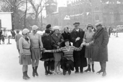 Magyarország, Városliget, Budapest XIV., Műjégpálya, háttérben a Vajdahunyad vára., 1928, Karabélyos Péter, kalap, kastély, csoportkép, korcsolyázás, Alpár Ignác-terv, korcsolya, eklektikus építészet, Budapest, Fortepan #57147