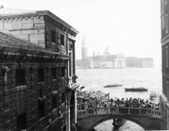 Olaszország, Velence, a San Giorgio Maggiore sziget és a San Giorgio Maggiore-templom a Sóhajok hídjáról (Ponte dei Sospiri) nézve., 1980, Karabélyos Péter, sziget, Fortepan #57156