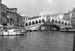 Olaszország, Velence, Canal Grande, szemben a Rialto híd., 1980, Karabélyos Péter, csatorna, kőhíd, ívhíd, Antonio da Ponte-terv, Fortepan #57158