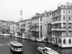 Olaszország, Velence, kilátás a Rialto hídról a Canal Grande-ra, háttérben a Santi Apostoli templom tornya., 1980, Karabélyos Péter, csatorna, Fortepan #57160