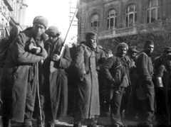 Magyarország, Veszprém, Szabadság tér, háttérben balra a Takarék-udvar, jobbra az Elite kávéház (később park van a helyén)., 1945, Karabélyos Péter, hadifogoly, szovjet katona, német katona, Fortepan #57164