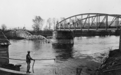 Horvátország,Szlovénia, Muraszerdahely, Mura folyó, a város határában felrobbantott közúti híd., 1941, Karabélyos Péter, hídroncs, hídfő, Fortepan #57184