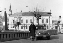 Hungary, Veszprém, Óváros tér., 1963, Karabélyos Péter, monument, automobile, number plate, Soviet memorial, untitled, building, Red Star, woman, Fortepan #57188