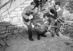 Magyarország, Veszprém, 1954, Karabélyos Péter, kert, zenekar, gitár, fiúk, Fortepan #57190