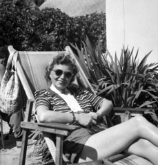 Hungary, Székesfehérvár, 1946, Karabélyos Péter, leg over leg, lady, smile, shades, deck chair, Fortepan #57210