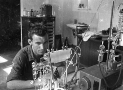 Hungary, Veszprém, Veszprémi Vegyipari Egyetem (később Pannon Egyetem), laboratórium., 1954, Karabélyos Péter, chemistry, Fortepan #57221