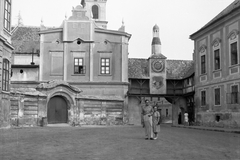 Magyarország, Veszprém, Vár (Tolbuhin) utca, szemben az Érseki Palota oldalsó kapuja és a Piarista templom., 1967, Karabélyos Péter, barokk-stílus, emberpár, díszletháttér, püspöki palota, Fellner Jakab-terv, Fortepan #57243