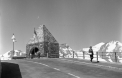 Ausztria, Fuscher Törl,Grossglockner, Grossglockner Hochalpenstrasse, az út építése során életüket vesztettek emlékműve., 1968, Karabélyos Péter, Fortepan #57277