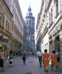 Szlovákia, Kassa, Mlynská ulica (Kossuth Lajos utca), szemben a Szent Erzsébet-főszékesegyház (Dóm) tornya., 1976, Karabélyos Péter, Csehszlovákia, színes, utcakép, torony, székesegyház, papírbolt, Fortepan #57286