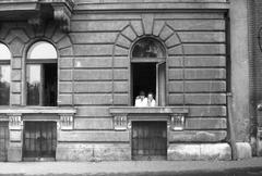 Hungary, Budapest II., Frankel Leó út (Zsigmond utca) 9. hátsó homlokzata a Lipthay utcában., 1936, Karabélyos Péter, Budapest, leaning out of the window, Fortepan #57289