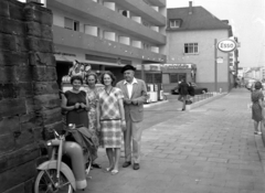 Németország, Pforzheim, Östliche Karl Friedrich Strasse a Schillerstrasse saroktól a Parkstrasse felé nézve., 1968, Karabélyos Péter, motorkerékpár, utcakép, benzinkút, NSZK, Esso-márka, Fortepan #57290