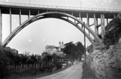 Magyarország, Veszprém, Szent István völgyhíd, háttérben a Vár., 1939, Karabélyos Péter, kastély, híd, vasbeton héjszerkezet, ívhíd, Folly Róbert-terv, Fortepan #57291