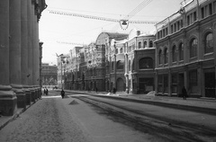 Oroszország, Moszkva, Iljinka utca, háttérben a Vörös tér és a Kreml, az utca végén jobbra a GUM áruház., 1970, Karabélyos Péter, Szovjetunió, tél, áruház, bevásárlóközpont, Alexander Pomerantsev-terv, Fortepan #57309