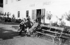 Hungary, untitled, Parádfürdő, Gyógyudvar., 1932, Karabélyos Péter, bench, bathing place, Fortepan #57362