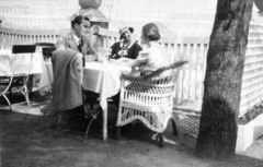 Hungary, Budapest I., Czakó (Cakó) utca, Cziegler Jenő étterme, háttérben a Királyi Palota (később Budavári Palota)., 1932, Karabélyos Péter, wicker chair, Budapest, Fortepan #57376