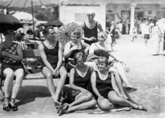 Hungary, Balatonalmádi, fövenyfürdő, strand., 1920, Karabélyos Péter, bathing suit, sunshades, tableau, Best of, Fortepan #57380