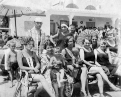 Hungary, Balatonalmádi, fövenyfürdő, strand., 1920, Karabélyos Péter, bathing suit, sunshades, tableau, leg over leg, Fortepan #57382