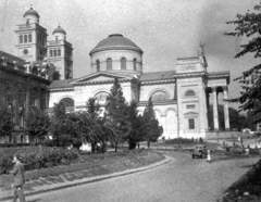 Magyarország, Eger, Hatvani kapu tér (Mártírok tere), szemben a Főszékesegyház., 1954, Karabélyos Péter, templom, park, teherautó, utcakép, Bazilika, csibilámpa, klasszicizmus, székesegyház, Hild József-terv, harangtorony, Fortepan #57390